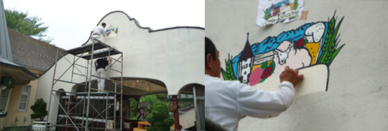 入口ゲート　足場でロゴ描き